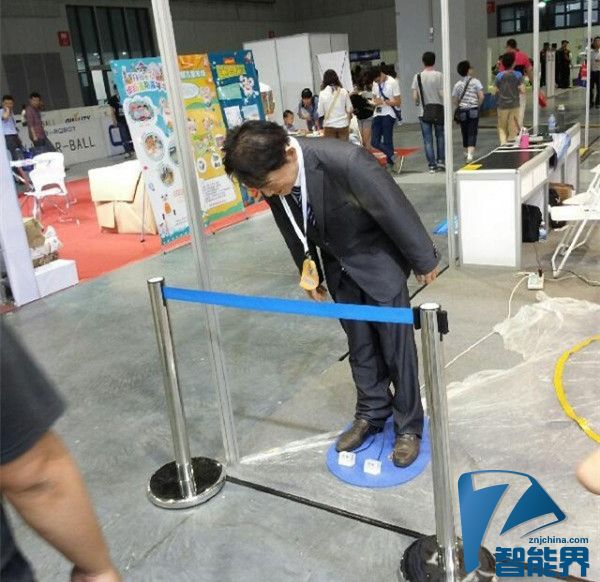 “安倍”機器人亮相上海，不停鞠躬道歉