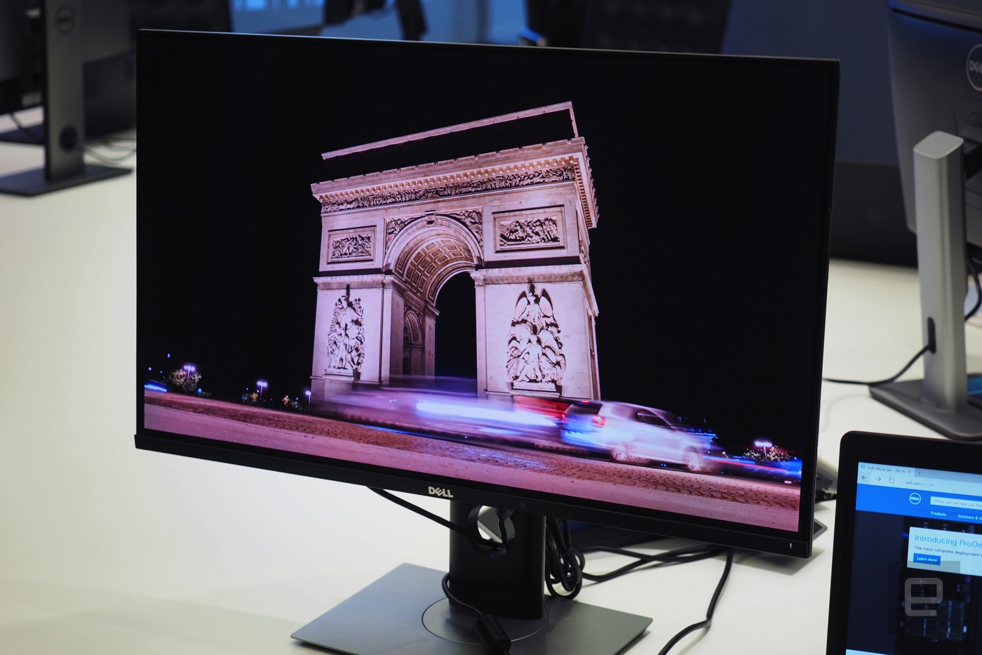 戴爾今年最「吸睛」的產品，是一臺 4K OLED 屏幕