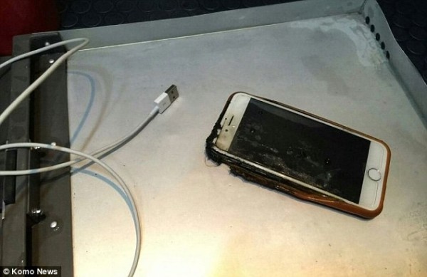嚇死寶寶！iPhone 6飛機上突然起火 火焰20厘米高