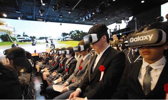 城會玩！日本高中生戴VR眼罩參加開學典禮