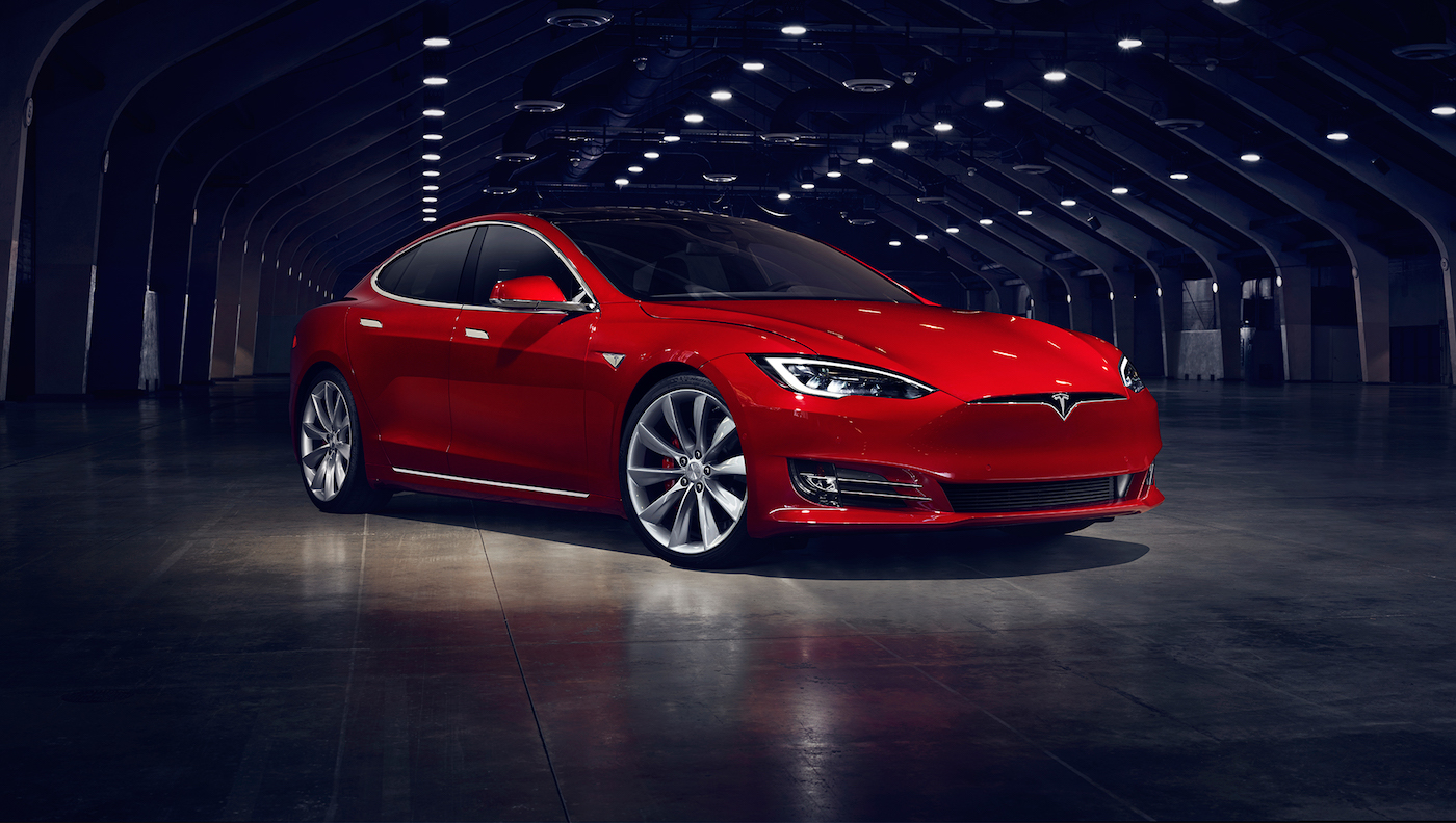 Tesla 給 Model S 換上了新車頭，同時還加入快速充電