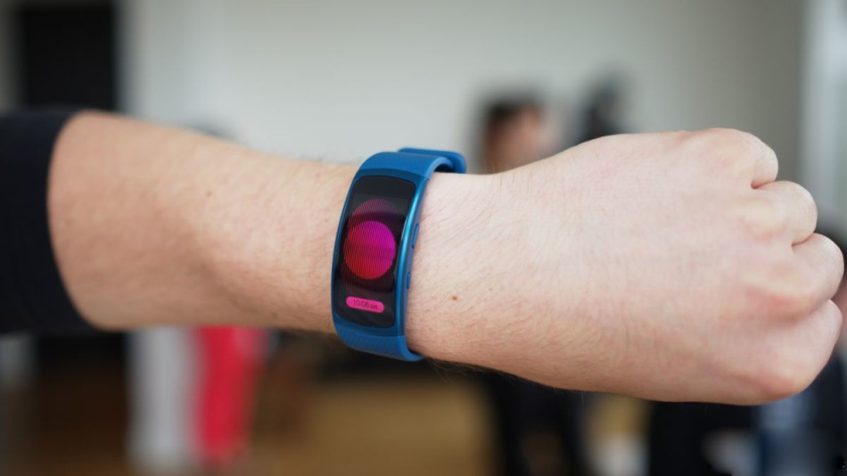三星推新款可穿戴設備：Gear Fit 2手環和IconX耳機