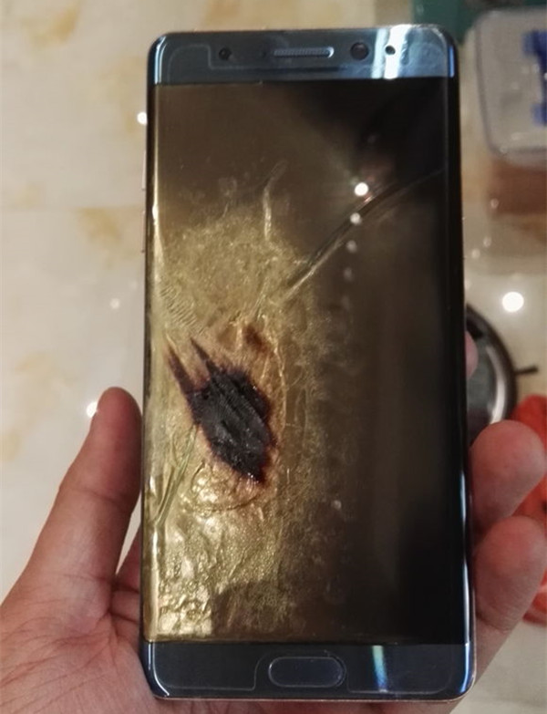 國行版也炸了！網友爆料玩Note 7時突然黑屏發生爆炸