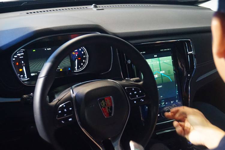 汽車是年輕人的第二客廳，在智能化上卻落后的可怕