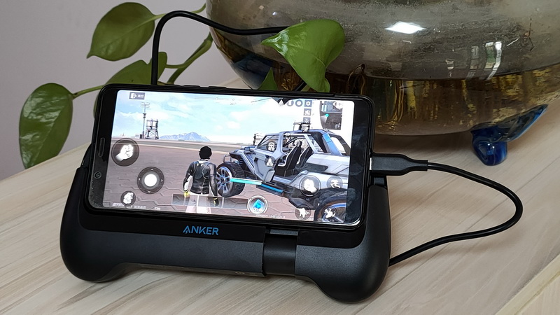 充電散熱兩不誤 - Anker  游戲手柄式移動電源