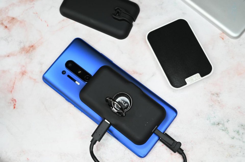 會充電的手環支架，iWALK變色龍口袋充電寶體驗