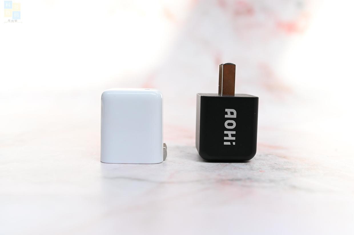 小巧精致的充電器，30W功率兼容更全面，AOHI 30W充電頭上手