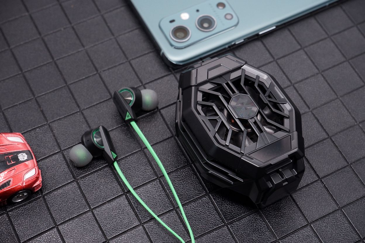 黑鯊冰封散熱背夾2Pro+圈鐵版游戲耳機，帶來完美手游體驗