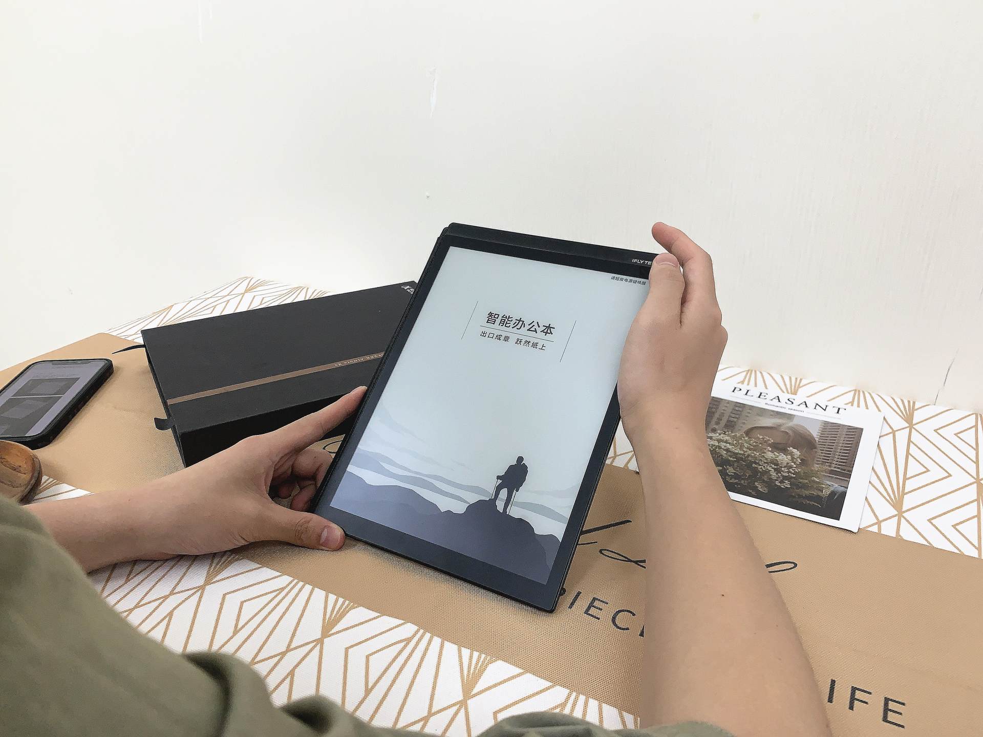 高效辦公利器，出口即能成章——科大訊飛智能辦公本X2